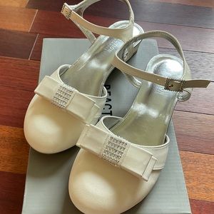 Kenneth Cole girls Size 3.5 white dress shoe